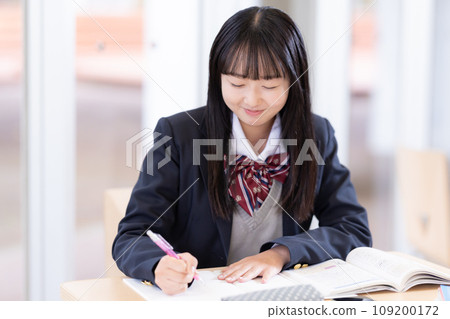 High school girls studying Photography cooperation: Ariake College of Education and Arts High school girls studying Photography cooperation: Ariake College of Education and Arts 109200172