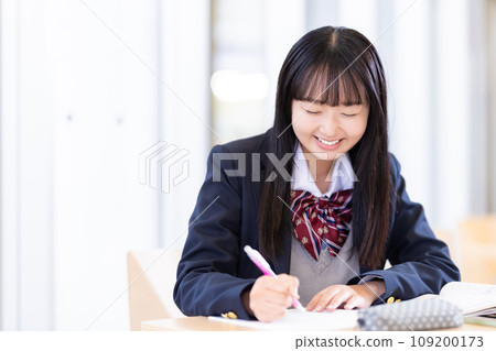 攝影高中女生合作：有明教育藝術專門學校 109200173