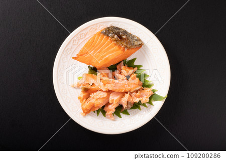 Sweet and salted sockeye salmon, loosened meat 109200286
