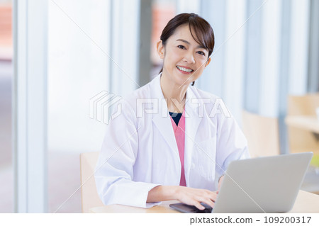 Medical image Portrait of a doctor wearing a white coat Photography cooperation: Ariake College of Education and Arts Medical image Portrait of a doctor wearing a white coat Photography cooperation: Ariake College of Education and Arts 109200317