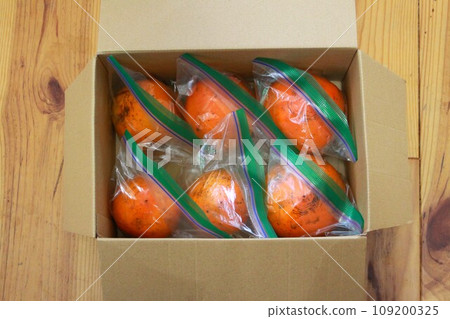 Persimmons in the process of removing astringency 109200325