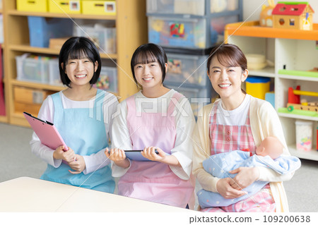 Students and teachers taking classes in the childcare training room Photography cooperation: Ariake College of Education and Arts Students and teachers taking classes in the childcare training room Photography cooperation: Ariake College of Education and Arts 109200638