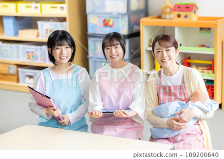 學生和老師在保育研修室上課攝影合作：有明教育藝術專門學校 109200640