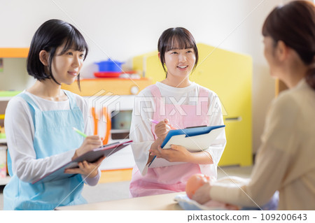學生和老師在保育研修室上課攝影合作：有明教育藝術專門學校 109200643