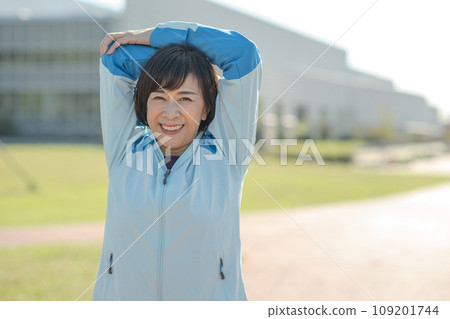 健康的女性在戶外伸展和熱身 健康的女性在戶外伸展和熱身 109201744