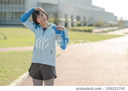 健康的女性在戶外伸展和熱身 109201745