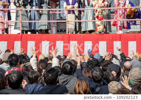 Tsu City, Mie Prefecture, people's hands reaching out to catch beans for "Fukuhanouchi" on Onioshi Setsubun Day Tsu City, Mie Prefecture, people's hands reaching out to catch beans for "Fukuhanouchi" on Onioshi Setsubun Day 109202123
