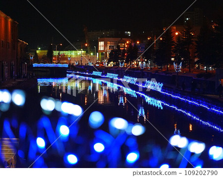 Spectacular view of Hokkaido Otaru Canal illumination in winter 109202790