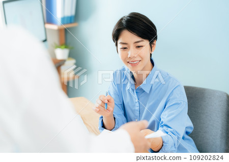 Businesswoman receiving documents Businesswoman receiving documents 109202824