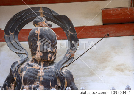 京都醍醐寺,木製金剛力雕像,未成形(位於西大門) 京都醍醐寺,木製金剛力雕像,未成形(位於西大門) 109203465