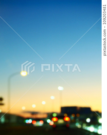 日落在失焦的道路上，霓虹燈 109203481
