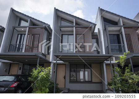 Residential houses in a housing area 109203555