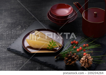 調味鯡魚子,新年菜餚的主食(黑色背景,深色圖像切割) 調味鯡魚子,新年菜餚的主食(黑色背景,深色圖像切割) 109204264