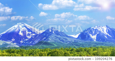 Avachinsky and Kozelsky volcanoes in Kamchatka in the autumn with a snow covered top Avachinsky and Kozelsky volcanoes in Kamchatka in the autumn with a snow covered top 109204276