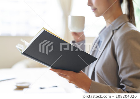 亞洲女商人在咖啡館讀書 109204320