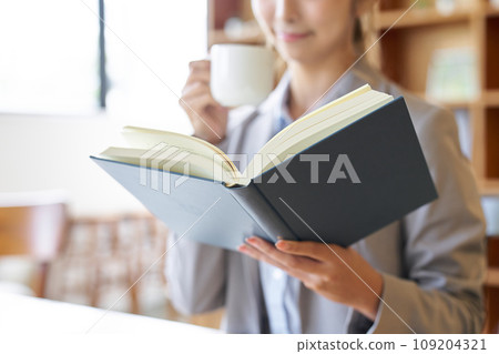 Asian woman reading at a cafe 109204321