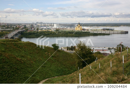 Autumn Nizhny Novgorod - the confluence of the two rivers Oka and Volga 109204484