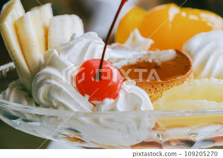 Pudding a la mode 109205270