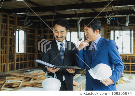 一名身穿西裝的男子在骨架財產中查看材料 109205974