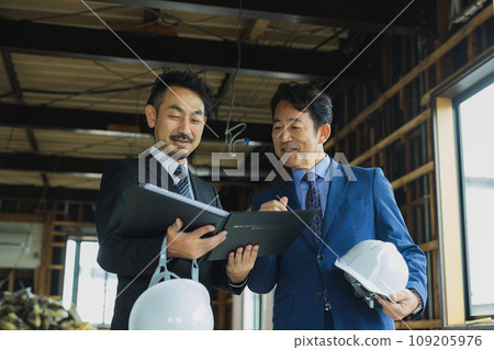 一名身穿西裝的男子在骨架財產中查看材料 109205976