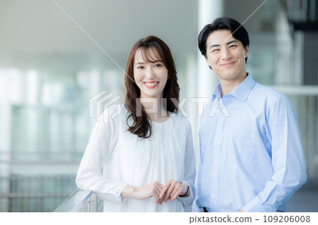 Business image of smiling young men and women Business image of smiling young men and women 109206008