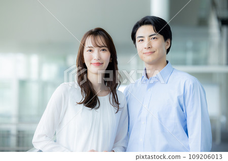 微笑的年輕男女的商業形象 109206013