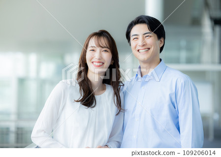 微笑的年輕男女的商業形象 109206014