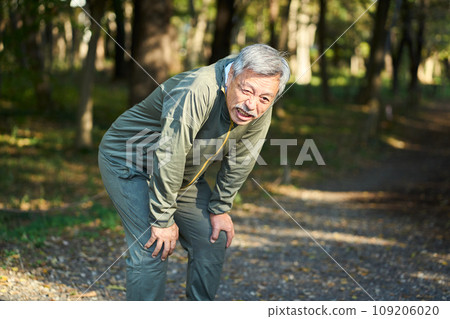 Senior man with declining physical strength 109206020