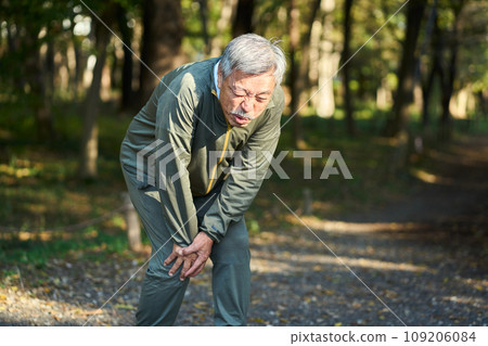 膝蓋疼痛的老人 109206084