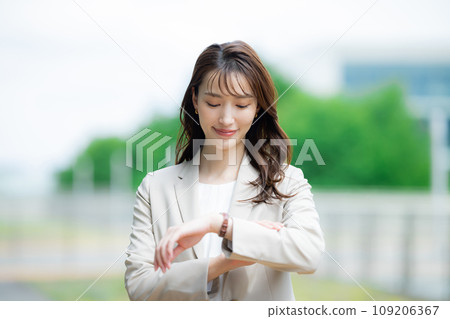 business woman commuting 109206367