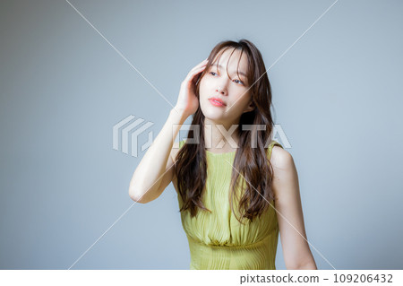 A woman wearing a yellow-green dress 109206432