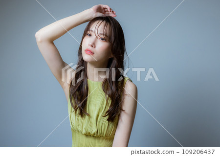 穿著黃綠色衣服的女人 109206437