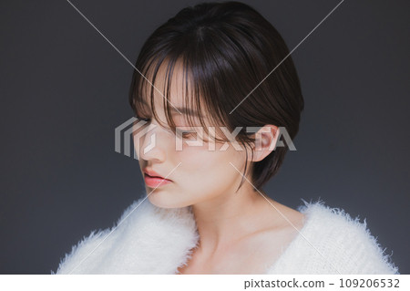 白色針織衫的女人 109206532