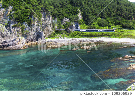 Gono Line train seen from Gangara Ana, Resort Shirakami, Fukaura Town, Aomori Prefecture Gono Line train seen from Gangara Ana, Resort Shirakami, Fukaura Town, Aomori Prefecture 109206929