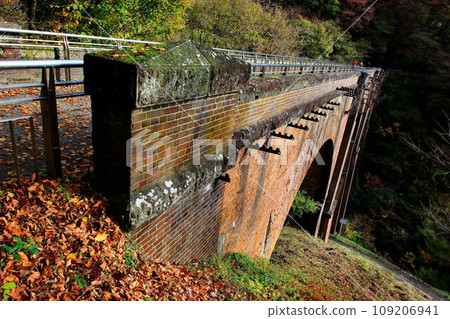 A beautiful four-arch brick bridge spanning the Usui River... ``Megane Bridge'' at Usui Pass [Old Line, Usui Third Bridge] 109206941