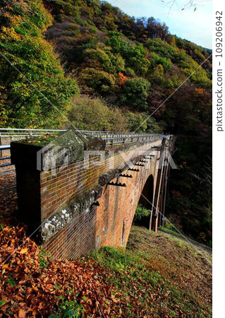 A beautiful four-arch brick bridge spanning the Usui River... ``Megane Bridge'' at Usui Pass [Old Line, Usui Third Bridge] 109206942