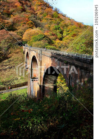 A beautiful four-arch brick bridge spanning the Usui River... ``Megane Bridge'' at Usui Pass [Old Line, Usui Third Bridge] 109206945