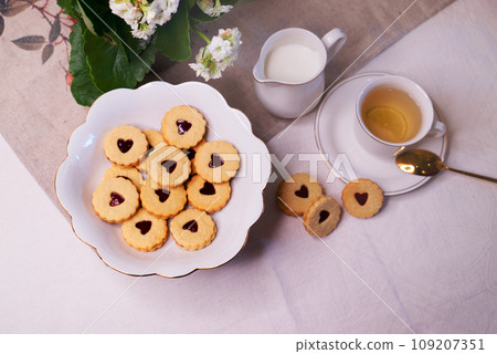 Cookies with jam filling for tea 109207351