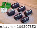 Delicious Chocolate truffle on the table 109207352