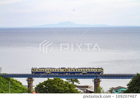 Gono Line train crossing the iron bridge, scenery seen from Koirikawa Bridge, Happo Town, Akita Prefecture 109207487
