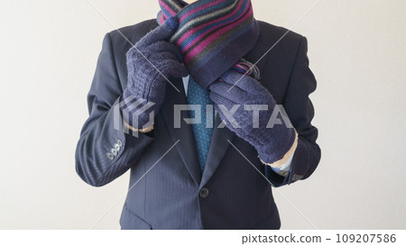 A businessman who winds a muffler 109207586