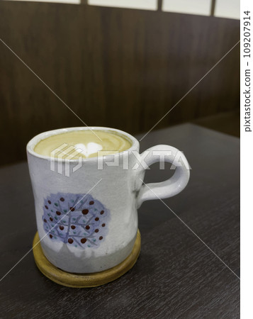 Hot coffee latte with mini heart art Hot coffee latte with mini heart art 109207914
