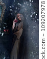 Stepmother witch gives poisoned red apple.Woman as witch in black offers red apple as symbol of temptation, poison. Fairy tale, white snow wizard concept. Spooky Halloween, cosplay. 109207978