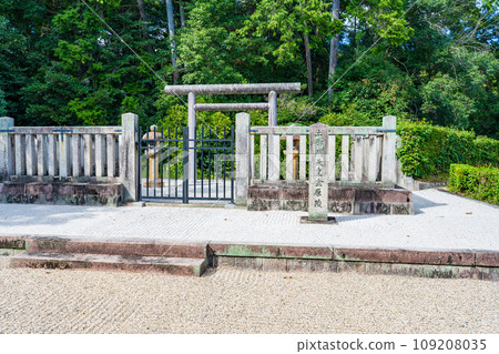 Kanehara Mausoleum of the 83rd Emperor Tsuchimikado, Nagaokakyo City, Kyoto Prefecture 109208035