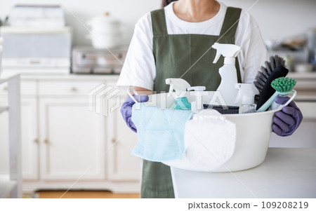 有清潔工具的日本家庭主婦 109208219