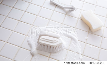 cleaning bathroom tiles 109208346