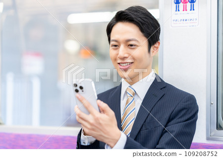 A middle-aged businessman commuting to work. Photo provided by Keio Electric Railway Co., Ltd. A middle-aged businessman commuting to work. Photo provided by Keio Electric Railway Co., Ltd. 109208752