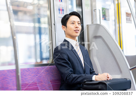 上班途中的中年商人 照片由京王電鐵株式會社提供 上班途中的中年商人 照片由京王電鐵株式會社提供 109208837