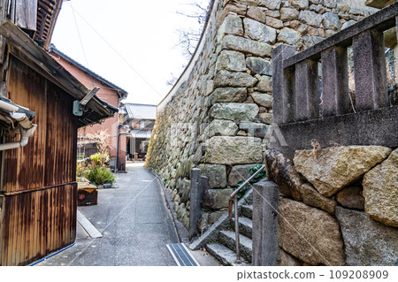 [重要傳統建築群保存地區] 廣島縣吳市豐町禦手洗萬修寺石牆街道 109208909