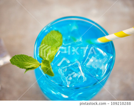 blue lemonade in a glass with ice 109210288